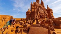 Karya keren dari pasir ini merupakan rangkaian festival memahat pasir, Sand Sculpture Festival Disney Sand Magic di Ostend, Belgia pada 22 Juni 2017 (Yves Herman/ REUTERS)