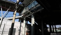 Stasiun ini dibangun di lahan sekitar 2.000 meter persegi dan dilengkapi dengan parkiran sepeda motor dan mobil.