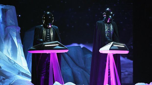 LOS ANGELES, CA - FEBRUARY 12:  Music group Daft Punk performs onstage during The 59th GRAMMY Awards at STAPLES Center on February 12, 2017 in Los Angeles, California.  (Photo by Kevin Winter/Getty Images for NARAS)