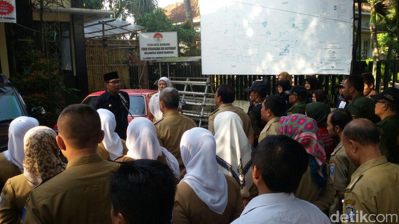 Hari Pertama Kerja Ridwan Kamil Sidak Kantor Camat Sumur 