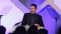 Ethan Hawke juga punya hubungan spesial dengan pengasuh anaknya, Ryan Shawhughes. Foto:Jemal Countess/Getty Images for IFP