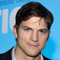 Mengirim pesan teks lewat Community lebih bersifat interaksi satu arah. Jika beruntung penggemar akan mendapatkan balasan pesan tapi jika tidak, mungkin butuh berhari-hari bahkan berminggu-minggu direspons. Tapi yang jelas mereka akan tahu ada pesan teks yang masuk dan jika beruntung, mungkin kamu akan dapat teks balasan dari sang idola. Salah satunya bisa jadi Ashton Kutcher di nomor telepon 319-519-0576. Foto: Getty Images