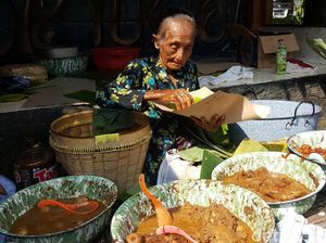 Usia Tak Jadi Penghalang Bagi 5 Penjaja Makanan Tradisional Ini
