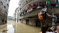Untuk wilayah Hunan, lebih dari 300 ribu warga terpaksa dievakuasi. Sedikitnya 8 orang tewas di wilayah ini. Hasil panen dan rumah-rumah warga rusak akibat banjir, dengan kerugian total ditaksir mencapai 8,26 miliar yuan atau setara Rp 16 triliun. REUTERS/Stringer.