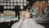Tyas terlihat anggun nan menawan mengenakan gaun. Dok. Instagram/tyasmirasih