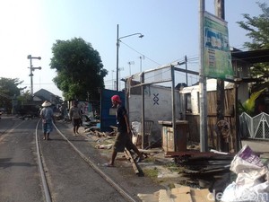 Satpol PP Solo Bongkar Lapak-lapak di Dekat Perlintasan KA Wisata