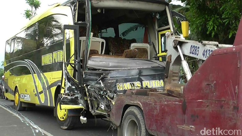 Tabrakan Bus dengan Truk di Pemalang, 2 Tewas 6 Luka Tabrakan Bus dengan Truk di Pemalang, 2 Tewas 6 Luka