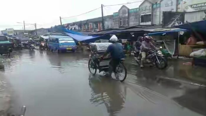 Infrastruktur Jalan dan Pasar Rengasdengklok Memprihatinkan