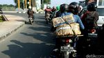 Pemudik Motor Melepas Lelah di Kalimalang