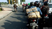 Mereka membawa sejumlah barang.