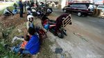 Pemudik Motor Melepas Lelah di Kalimalang