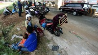 Mereka berbaur dengan ojek online yang tengah mangkal.
