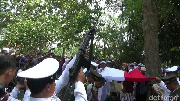  Prosesi pemakaman jenazah Kapten Laut Haryanto, korban jatuhnya heli Basarnas, Senin (3/7/2017)
