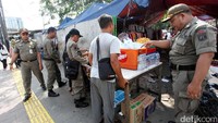Tak sedikit dari mereka yang diberi kesempatan untuk memundurkan barang dagangannya yang sudah terlalu menjorok ke trotoar.