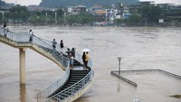Hujan deras dan banjir melanda wilayah-wilayah di China bagian tengah dan selatan, seperti Hunan, Hubei, Anhui, Sichuan dan Guizhou. Musim penghujan tahunan yang biasanya tiba pada pertengahan Juni, membawa hujan sangat lebat di Hunan. Sungai Xiangjiang yang terhubung dengan Sungai Yangtze, meluap dan membanjiri Changsha, ibu kota Provinsi Hunan. Banjir di kota tersebut menggenangi area permukiman dan jalanan, menumbangkan pepohonan, hingga merusak mobil. REUTERS/Stringer.
