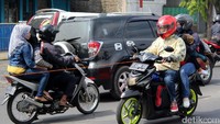 Pantauan detikcom di wilayah jalur Kadungora-Leles, tepatnya di Alun-alun Tarogong, Garut, Senin (3/6), para pemudik lokal yang menggunakan sepeda motor masih memadati jalur dari arah Garut menuju Bandung.