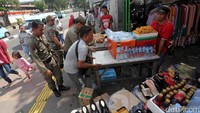 Penertiban itu dilakukan guna mengembalikan fungsi trotoar di Ibukota yang memang diperuntukan bagi para pejalan kaki. 