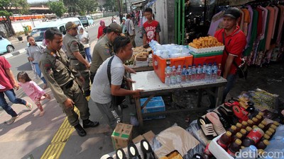 PKL di Depan Stasiun Tanah Abang Ditertibkan
