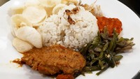 Nasi Gurih merupakan nasi yang dimasak dengan santan. Sehingga aromanya harum Pelengkap lauknya ada rendang daging, tauco, telur balado, teri kapas dan kerupuk. Enak dan komplet.