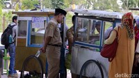 Puluhan pedagang ini sengaja dilibatkan pada acara halalbihalal karena mereka binaan PKK Kabupaten Bandung yang tergabung dalam pedagang Jajanan Khas Rakyat (Jakhara).