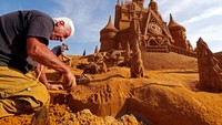 Kastil keren ini dikerjakan oleh pemahat dari Italia, Franco Daga (Yves Herman/ REUTERS)