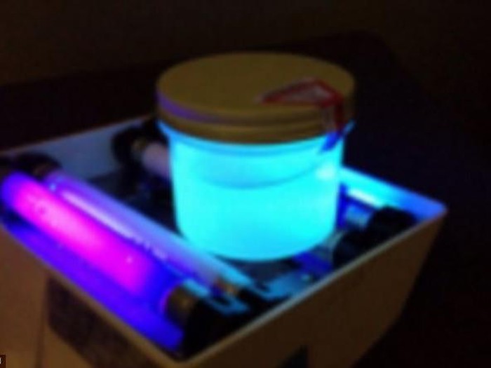 Urine seorang pria menyala terang, diduga karena keracunan air radiator. (Foto: BMJ Case Reports) Urine seorang pria menyala terang, diduga karena keracunan air radiator. (Foto: BMJ Case Reports)