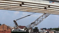 Aktivitas disekitar proyek yang membentang sepanjang kalimalang masih terlihat sepi, hanya terlihat sejumlah alat berat yang terpakir di bawah kolong jembatan atau disisi jalan proyek Tol Becakayu.
