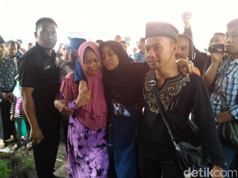 Istri Nyoto Nyaris Pingsan saat Jenazah Suami Tiba di Rumah Duka 