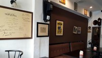 Atjeh Connection berlokasi di kawasan Sabang, Jakarta Pusat. Berbeda dari rumah makan Aceh kebanyakan, tempat ini lebih mirip kafe modern.
