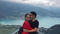 Kezia kerap mengunggah kemesraannya dengan Aditya. Foto: Instagram @keziatoemion