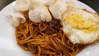 Mie Aceh Spesial berisi seafood, daging empuk dan telur mata sapi. Mie lidi atau hokkian terasa mulur kenyal dan tebal. Bumbunya agak pedas seperti rasa kari ringan. Kuahnya kental nyemek menggenangi mie.