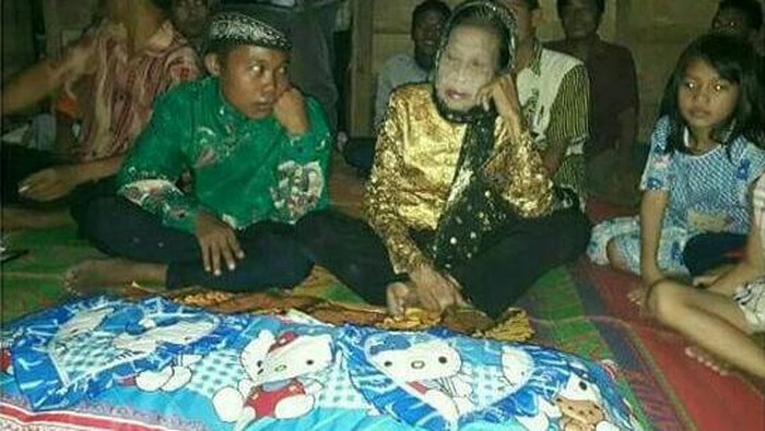 Drama Pernikahan ABG dengan Nenek 71 Tahun, Begini 