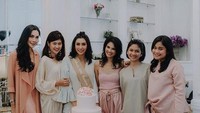 Ia juga dikejutkan dengan dibuatkan bridal shower oleh sahabat-sahabatnya. Dok. Instagram/tyasmirasih
