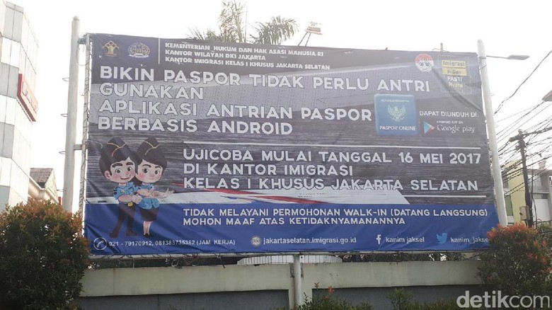 Foto: Spanduk pemberitahuan tentang Antrian Paspor (Afif/detikTravel) Foto: Spanduk pemberitahuan tentang Antrian Paspor (Afif/detikTravel)