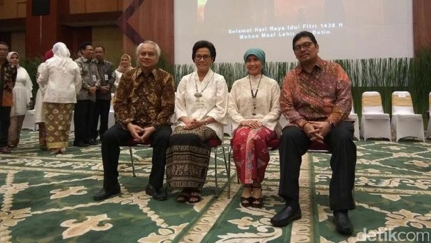 Sri Mulyani Salami Ratusan Tamu Saat Halal Bihalal