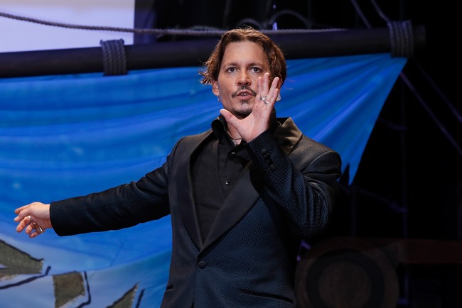 Aktor Johnny Depp selalu tampil maskulin di setiap kesempatan. Ternyata, pemeran Jack Sparrow dalam film Pirates of the Caribbean itu takut badut. Sesuatu tentang wajah yang dilukis, senyum palsu, itu yang membuatnya takut pada badut. Bahkan, ia melarang istriny kala itu, Amber Heard, untuk menonton American Horror Story. Foto: Johnny Depp (Ken Ishii/Getty Images)