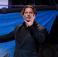 Aktor Johnny Depp selalu tampil maskulin di setiap kesempatan. Ternyata, pemeran Jack Sparrow dalam film Pirates of the Caribbean itu takut badut. Sesuatu tentang wajah yang dilukis, senyum palsu, itu yang membuatnya takut pada badut. Bahkan, ia melarang istriny kala itu, Amber Heard, untuk menonton American Horror Story. Foto: Johnny Depp (Ken Ishii/Getty Images)