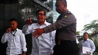 KPK juga sudah pernah memanggil Laoly, namun dijadwalkan ulang pemeriksaannya. Sebab pemanggilan pemeriksaan berbenturan dengan pekerjaan dan kegiatan resmi Laoly mewakili pemerintah.