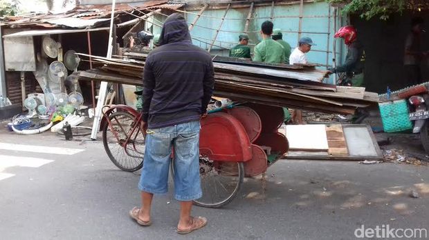 Satpol PP Solo Bongkar Lapak-lapak di Dekat Perlintasan KA Wisata