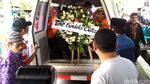 Isak Tangis Sambut Jenazah Nyoto Korban Heli Basarnas