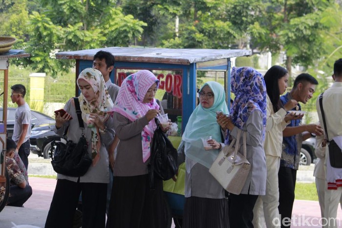 Pedagang Jajanan Rakyat Ramaikan Halalbihalal Pemkab Bandung