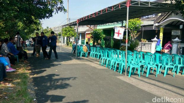 Keluarga dan Teman Bersiap Sambut Jenazah Kru Heli yang Jatuh
