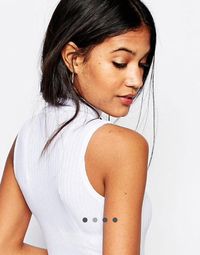 Model Berjerawat dan Punya Stretch Mark di Iklan Baju Renang Dipuji Netizen