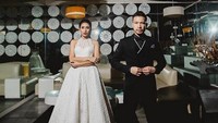 Tyas dan Raiden terlihat begitu serasi. Tyas mengenakan balutan gaun dan Raiden mengenakan setelan jas. Dok. Instagram/tyasmirasih
