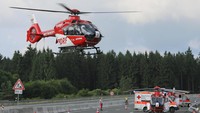 Dikatakan Hoefer, sekitar 31 orang yang terluka berhasil keluar dari bus. Disebutkan bahwa banyak di antara korban luka, mengalami luka-luka yang membahayakan jiwa mereka. Mereka yang terluka telah diterbangkan dengan helikopter-helikopter penyelamat ke sejumlah rumah sakit. Stringer/Getty Images.