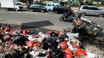 Pasca Lebaran Sampah Menumpuk di Jalan KH Noer Ali