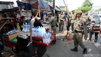 Para pedagang kaki lima yang nakal ini jelas mengganggu kenyamanan para pengguna jalan. 