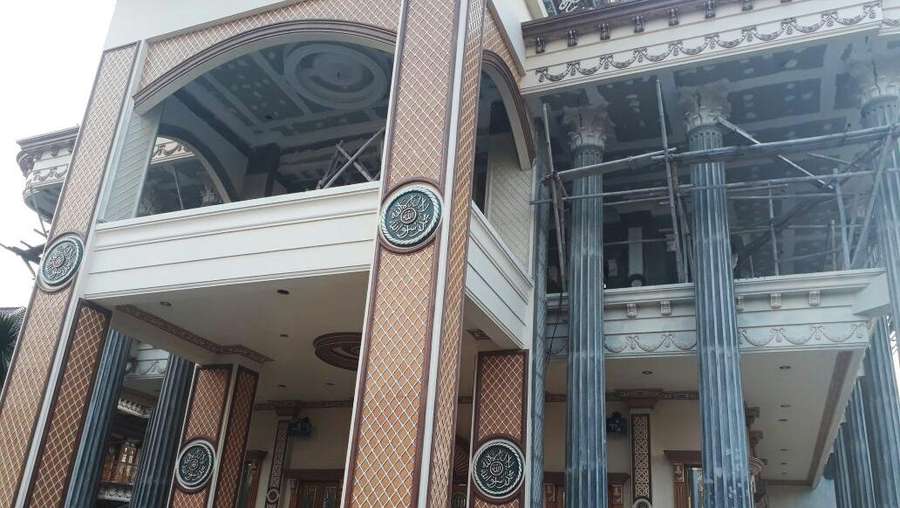 Kemewahan Rumah Muzdhalifah Hingga Masjid Besar di Pekarangan