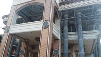 Tepat di samping rumah itu sedang dibangun sebuah masjid. Foto: dok detikHOT