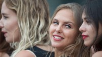 Untuk para kaum Adam di lintasan balap, lirikan para gadis payung ini pun berpotensi membuat jantung berdegup lebih kencang (Foto: Mirco Lazzari gp/Getty Images)